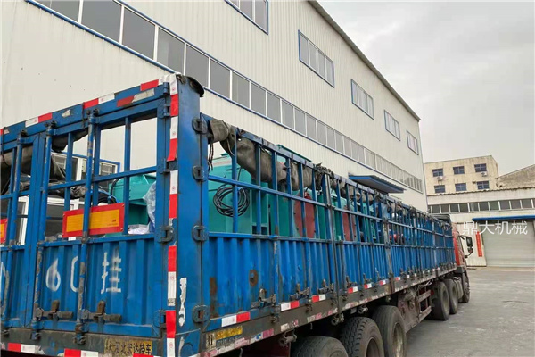 發(fā)山西大同兩臺(tái)1500×800對(duì)輥制砂機(jī)