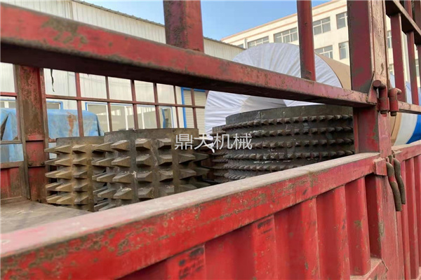 發(fā)重慶老客戶雙齒輥破碎機(jī)輥皮