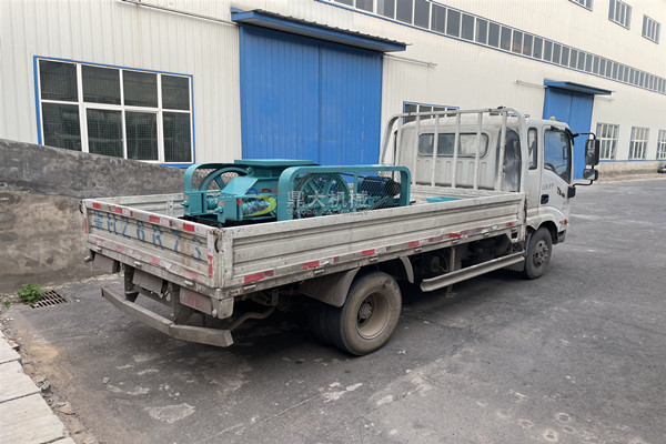 山東濟(jì)寧客戶自己帶車提貨400×250對(duì)輥破碎機(jī)