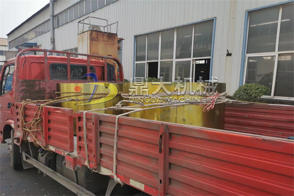 1200x800型對(duì)輥制沙機(jī)輥皮裝車發(fā)往河南周口