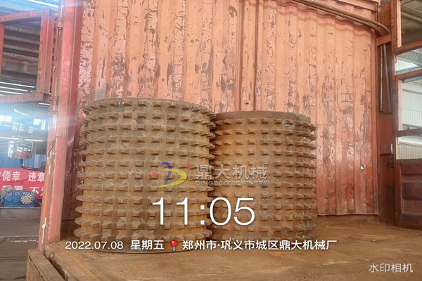 發(fā)天津老客戶雙齒輥破碎機(jī)輥皮