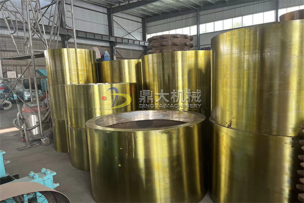 對(duì)輥制砂機(jī)輥皮采用高鉻錳材質(zhì) 對(duì)輥制砂機(jī)輥皮采用高鉻錳材質(zhì)