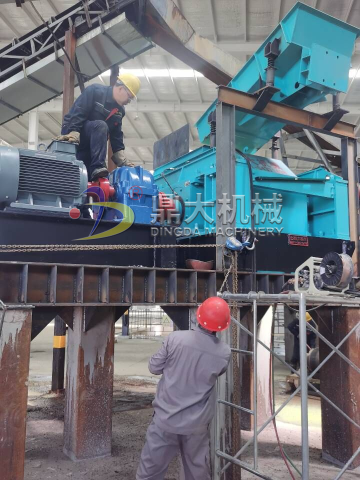 對(duì)輥制砂機(jī)安裝現(xiàn)場(chǎng) 對(duì)輥制砂機(jī)安裝現(xiàn)場(chǎng)