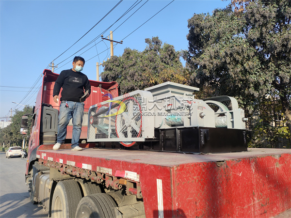 發(fā)往廣西來賓450×500雙齒輥破碎機