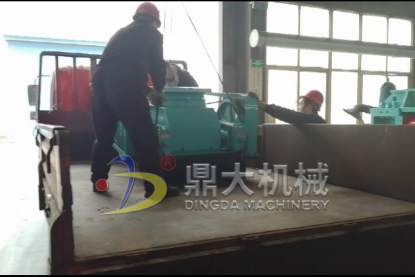 發(fā)往廣東云浮400×400對輥破碎機(jī)