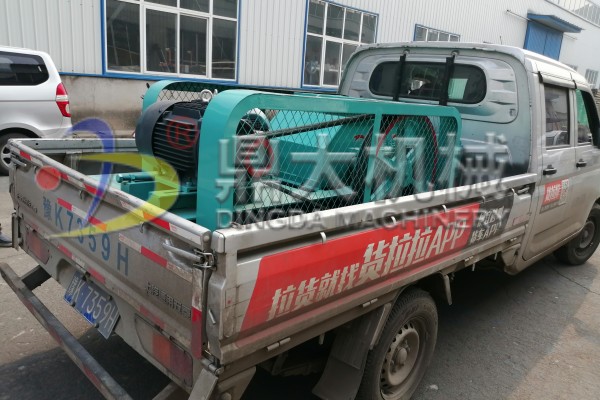 發(fā)往河南南陽400×400對(duì)輥破碎機(jī)一臺(tái)