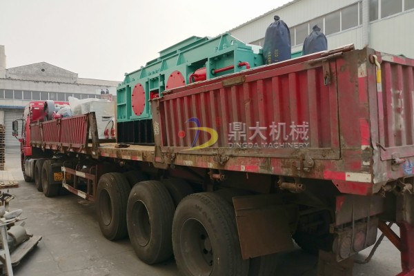 發(fā)往新疆伊犁1200×800型對(duì)輥制砂機(jī)