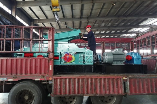 發(fā)往四川成都老客戶的1000×600型對(duì)輥破碎機(jī)