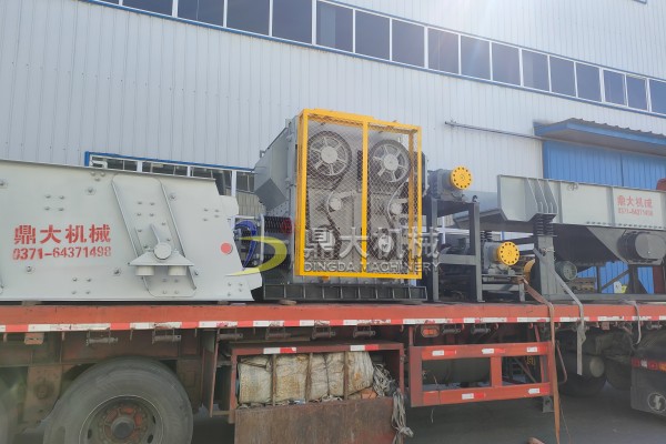 發(fā)往安徽阜陽600×750型四齒輥破碎機(jī)一臺(tái)