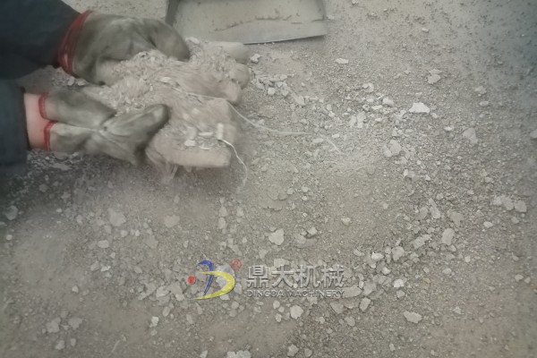 對輥制砂機(jī)試機(jī)現(xiàn)場 對輥制砂機(jī)試機(jī)現(xiàn)場