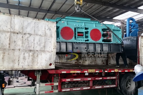 發(fā)往新疆庫爾勒1200×800型液壓對(duì)輥制砂機(jī)一臺(tái)