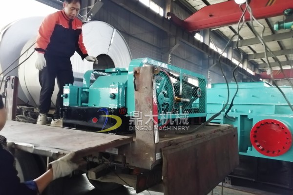 發(fā)往江蘇無錫400×400型雙齒輥破碎機(jī)